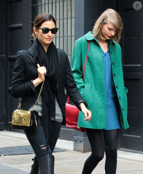 Taylor Swift se promène avec Lily Aldridge à New York, le 28 mars 2014.