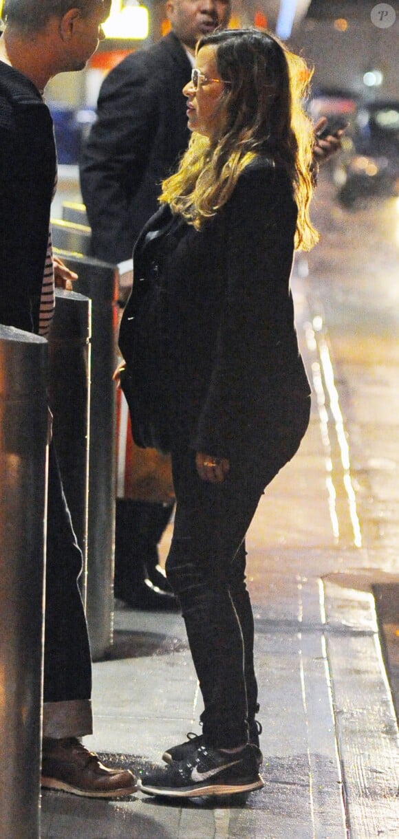 Jade Jagger (enceinte) et son mari Adrian Fillary à l'aéroport JFK de New York, le 29 mars 2014.