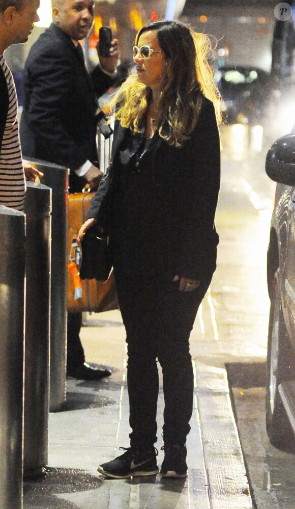 Jade Jagger (enceinte) et son mari Adrian Fillary arrivent à l'aéroport JFK de New York, le 29 mars 2014.