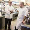 Le nouveau chef de l'Elysée, Guillaume Gomez (à droite) avec son prédécesseur Bernard Vaussion, dans la cuisine du palais présidentiel, le 31 octobre 2013.
