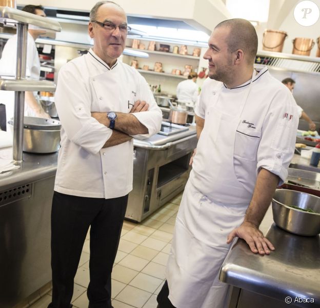 Le nouveau chef de l'Elysée, Guillaume Gomez (à droite) avec son prédécesseur Bernard Vaussion, dans la cuisine du palais présidentiel, le 31 octobre 2013.