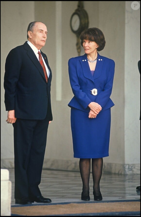 Danielle et François Mitterrand sur le perron de l'Elysée, avril 1992.