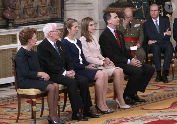 La famille royale d'Espagne était réunie le 1er avril 2014 au palais d'Orient à Madrid pour la cérémonie de décoration de l'éonomiste Enrique V. Iglesias, fait chevalier de la Toison d'or par le roi Juan Carlos Ier.