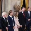 La famille royale d'Espagne était réunie le 1er avril 2014 au palais d'Orient à Madrid pour la cérémonie de décoration de l'éonomiste Enrique V. Iglesias, fait chevalier de la Toison d'or par le roi Juan Carlos Ier.