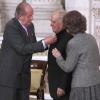 Le roi Juan Carlos a lutté et la reine Sofia est venue à la rescousse pour épingler l'insigne ! La famille royale d'Espagne était réunie le 1er avril 2014 au palais d'Orient à Madrid pour la cérémonie de décoration de l'éonomiste Enrique V. Iglesias, fait chevalier de la Toison d'or par le roi Juan Carlos Ier.