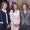 L'infante Elena, la princesse Letizia et la reine Sofia, les drôles de dames royales ! La famille royale d'Espagne était réunie le 1er avril 2014 au palais d'Orient à Madrid pour la cérémonie de décoration de l'éonomiste Enrique V. Iglesias, fait chevalier de la Toison d'or par le roi Juan Carlos Ier.