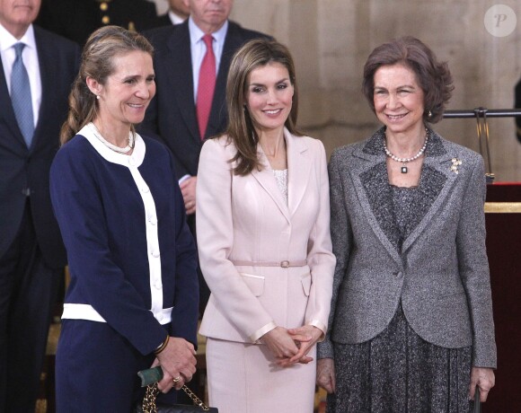 <p>L'infante Elena, la princesse Letizia et la reine Sofia, les drôles de dames royales ! La famille royale d'Espagne était réunie le 1er avril 2014 au palais d'Orient à Madrid pour la cérémonie de décoration de l'éonomiste Enrique V. Iglesias, fait chevalier de la Toison d'or par le roi Juan Carlos Ier.</p>
