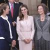 L'infante Elena, la princesse Letizia et la reine Sofia, les drôles de dames royales ! La famille royale d'Espagne était réunie le 1er avril 2014 au palais d'Orient à Madrid pour la cérémonie de décoration de l'éonomiste Enrique V. Iglesias, fait chevalier de la Toison d'or par le roi Juan Carlos Ier.