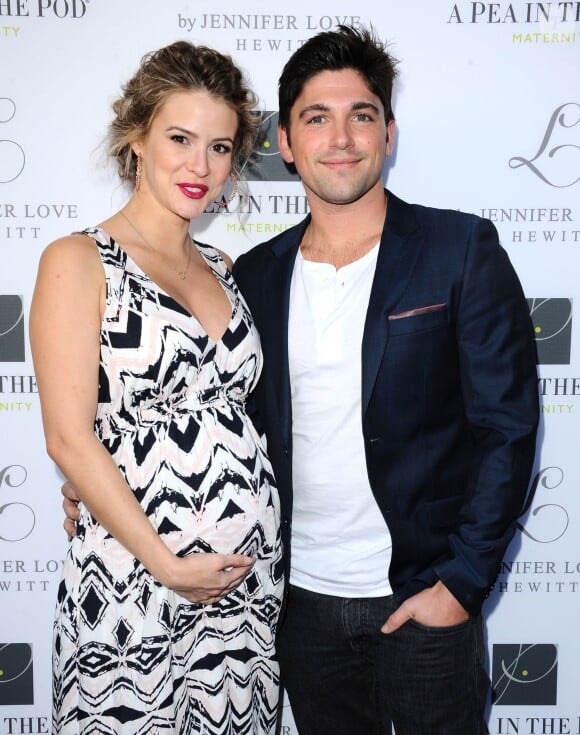 Robert Adamson et Linsey Godfrey (enceinte) lors de la soirée de lancement de la ligne de vêtements pour femmes enceintes de Jennifer Love Hewitt "L By Jennifer Love Hewitt" à Beverly Hills, le 1er avril 2014.