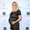 Kendra Wilkinson (enceinte) lors de la soirée de lancement de la ligne de vêtements pour femmes enceintes de Jennifer Love Hewitt "L By Jennifer Love Hewitt" à Beverly Hills, le 1er avril 2014.