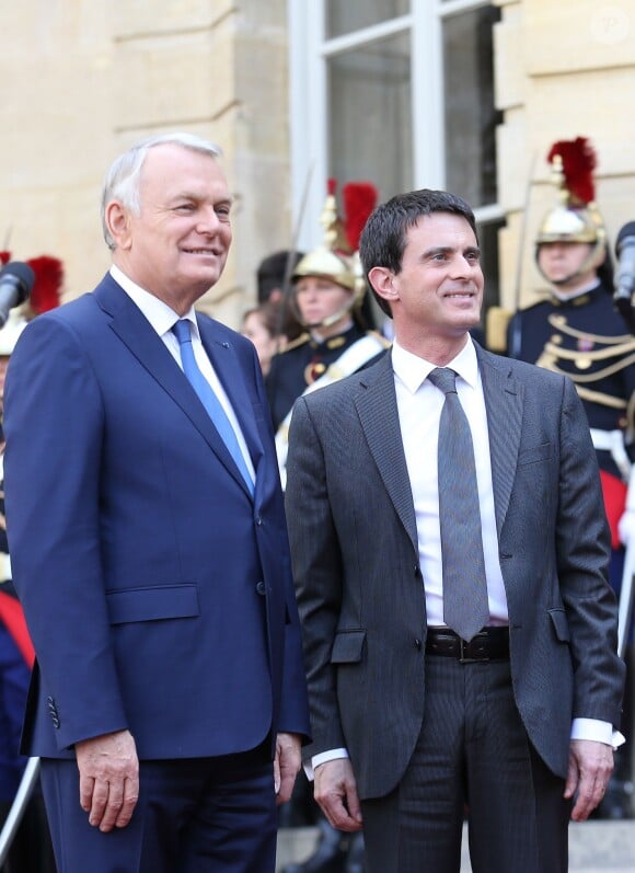 Passation de pouvoir entre Jean-Marc Ayrault et Manuel Valls à Matignon à Paris. Le 1er avril 2014.