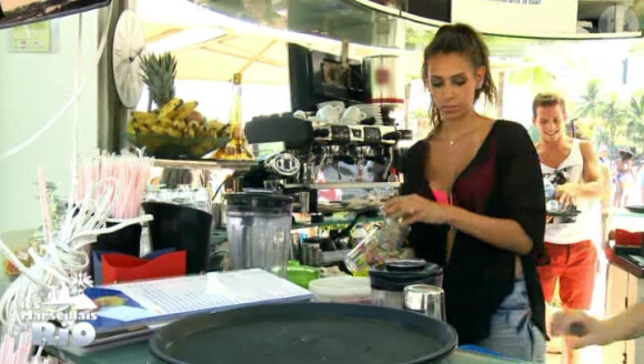 Merylie n'arrive même pas à faire de cocktails - "Les Marseillais à Rio", épisode du 4 avril 2014 diffusé sur W9.