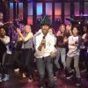 Pharrell Williams interprète son tube Happy sur le plateau de Saturday Night Live.