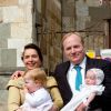 Le prince Carlos de Bourbon-Parme et la princesse Annemarie avec leurs filles les princesses Cecilia et Luisa, lors du baptême de cette dernière à la cathédrale de Plaisance le 5 avril 2014.