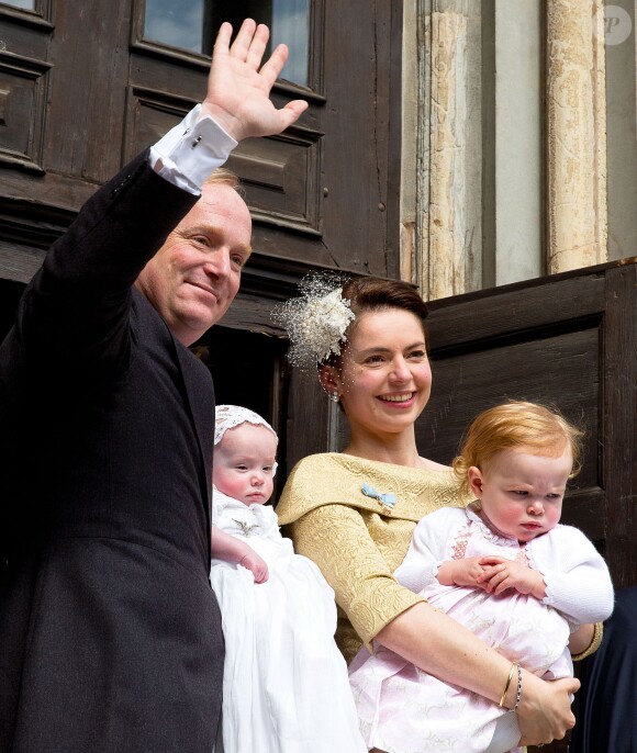 Le prince Carlos de Bourbon-Parme et la princesse Annemarie à la cathédrale de Plaisance, en Italie, le 5 avril 2014, pour le baptême de leur fille la princesse Cecilia.