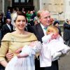 La princesse Annemarie et le prince Carlos de Bourbon-Parme avec leurs filles lors du baptême de la princesse Cecilia de Bourbon-Parme le 5 avril 2014 à la cathédrale de Plaisance, en Italie.