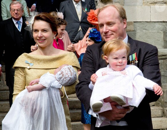 Le prince Carlos de Bourbon-Parme et la princesse Annemarie à la sortie de la cathédrale de Plaisance, en Italie, le 5 avril 2014, avec leurs filles Cecilia et Luisa pour le baptême de Cecilia.