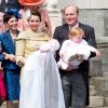 La princesse Cecilia de Bourbon-Parme quittant la cathédrale de Plaisance dans les bras de sa mère la princesse Annemarie, avec son père le prince Carlos et sa soeur la princesse Luisa après son baptême le 5 avril 2014
