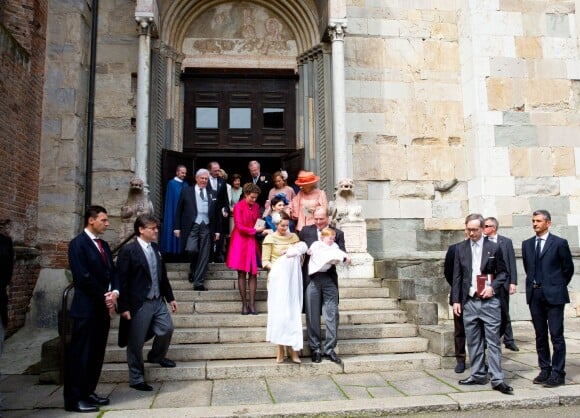 Le prince Carlos de Bourbon-Parme, son épouse Annemarie et sa famille quittant la cathédrale de Plaisance, en Italie, le 5 avril 2014 après le baptême de sa fille la princesse Cecilia.