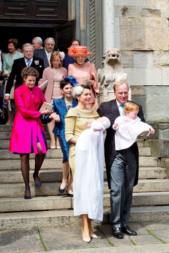 Le prince Carlos et la princesse Annemarie quittant la cathédrale avec leur famille après le baptême de leur fille la princesse Cecilia de Bourbon-Parme le 5 avril 2014 à la cathédrale de Plaisance, en Italie.