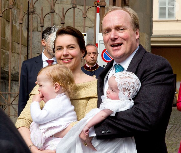 Le prince Carlos de Bourbon-Parme et sa femme la princesse Annemarie avec leurs filles Luisa et Cecilia au baptême de la princesse Cecilia de Bourbon-Parme le 5 avril 2014 à la cathédrale de Plaisance, en Italie.