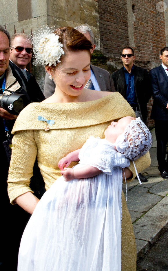 La princesse Annemarie de Bourbon-Parme avec sa fille la princesse Cecilia dans les bras, le jour de son baptême à la cathédrale de Plaisance, le 5 avril 2014.