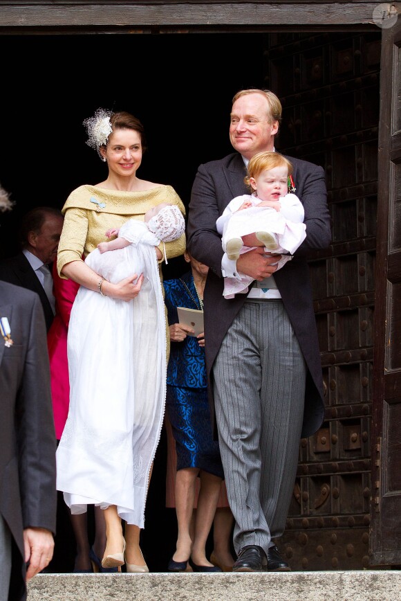Carlos et Annemarie de Bourbon-Parme quittant la cathédrale de Plaisance, en Italie, le 5 avril 2014 lors du baptême de leur fille la princesse Cecilia.