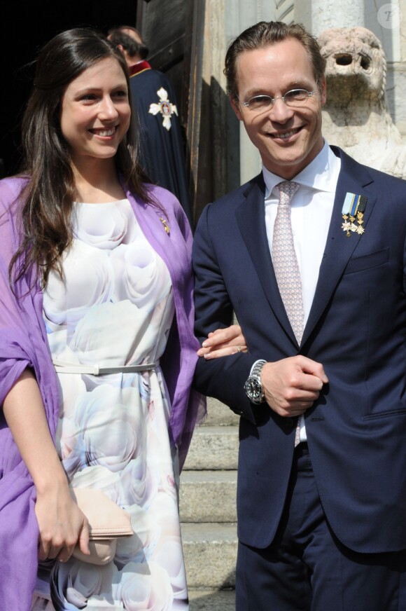Le prince Jaime, frère du prince Carlos, et la princesse Viktoria de Bourbon-Parme au baptême de la princesse Cecilia de Bourbon-Parme le 5 avril 2014 à la cathédrale de Plaisance, en Italie.