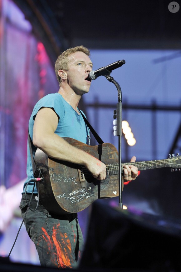 Chris Martin en concert avec Coldplay à Londres le 1er juin 2012