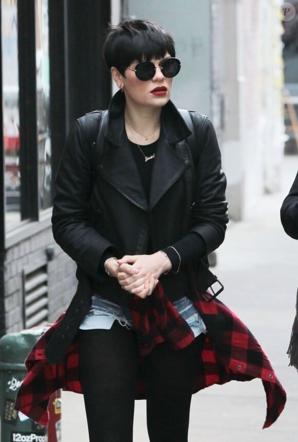 Jessie J se promène avec des amis à New York, le 12 mars 2014.