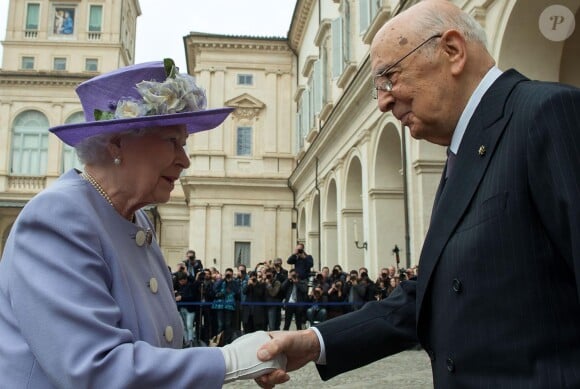 La reine Elizabeth II, accompagnée de son époux le duc d'Edimbourg, rencontrait à Rome le président Giorgio Napolitano, le 3 avril 2014