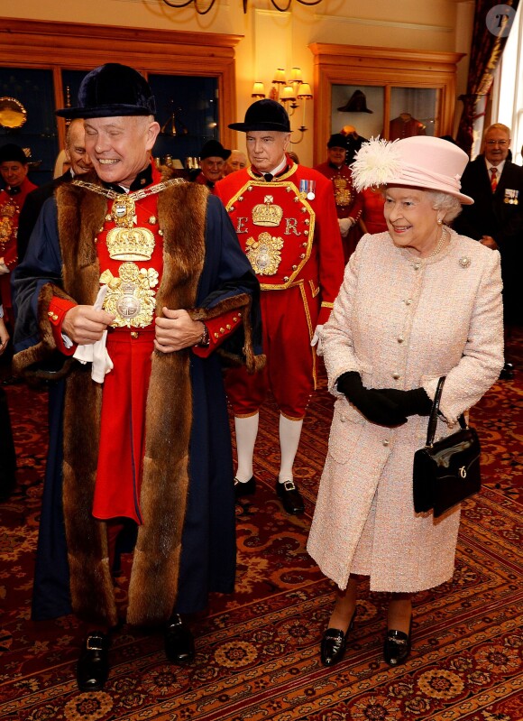 La reine Elizabeth II était en visite à Lloyd's, à Londres le 27 mars 2014, pour son 325e anniversaire.