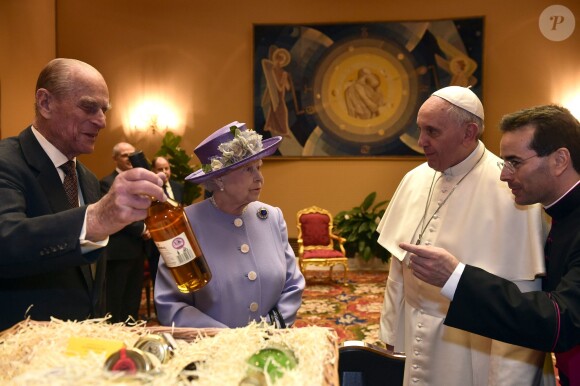 Le Saint Père s'est vu offrir du whisky de Balmoral et d'autres denrées du fief écossais de la souveraine britannique. La reine Elizabeth II, accompagnée de son époux le duc d'Edimbourg, était reçue le 3 avril 2014 par le pape François au Vatican