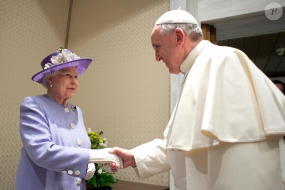 La reine Elizabeth II, accompagnée de son époux le duc d'Edimbourg, était reçue le 3 avril 2014 par le pape François au Vatican