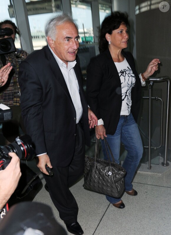 Dominique Strauss-Kahn et Anne Sinclair quittent leur domicile dansle quartier de Tribeca à New York, le 3 septembre 2011.
 
 