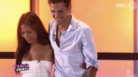 Mélanie a rejoint David sur le balcon (L'Amour est aveugle - saison 3, épisode 6. Diffusé le vendredi 11 avril 2014 sur TF1.)
