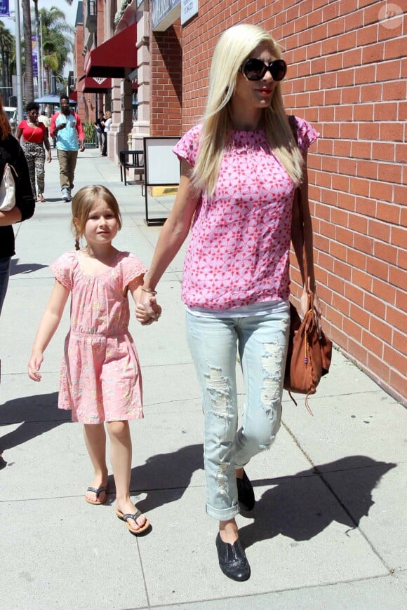 Tori Spelling faisant les magasins avec sa fille Stella à Beverly Hills, le 9 avril 2014.