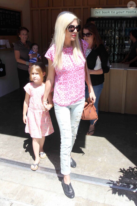 La comédienne Tori Spelling faisant les magasins avec sa fille Stella à Beverly Hills, le 9 avril 2014.