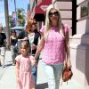 L'actrice Tori Spelling faisant les magasins avec sa fille Stella à Beverly Hills, le 9 avril 2014.