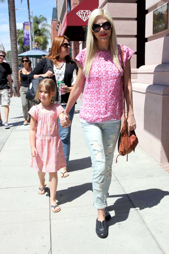 L'actrice Tori Spelling faisant les magasins avec sa fille Stella à Beverly Hills, le 9 avril 2014.