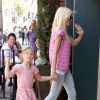 Tori Spelling faisant les magasins avec sa fille Stella à Beverly Hills, le 9 avril 2014.