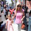 Tori Spelling faisant les magasins avec sa fille Stella à Beverly Hills, le 9 avril 2014.