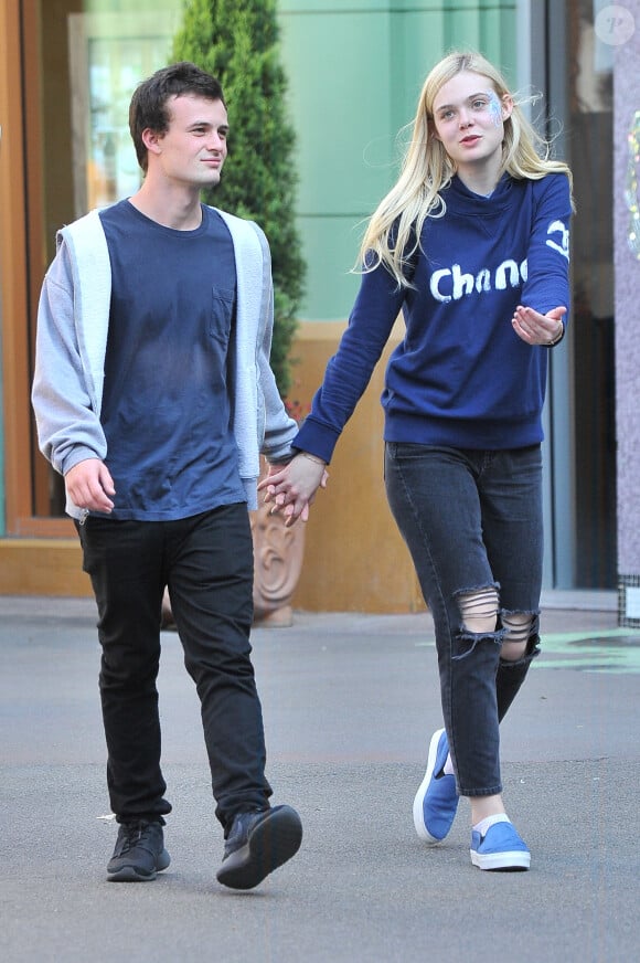 Elle Fanning et son boyfriend à Disneyland, Los Angeles, le 12 avril 2014.
