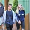 Elle Fanning et son boyfriend célèbrent l'anniversaire de la jeune actrice à Disneyland, Los Angeles, le 12 avril 2014.
