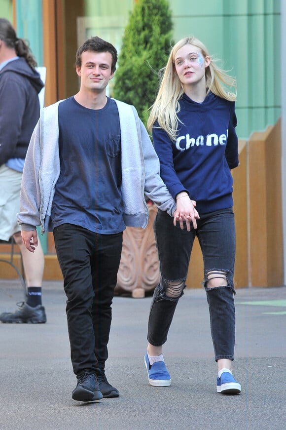 Elle Fanning et son boyfriend célèbrent l'anniversaire de la jeune actrice à Disneyland, Los Angeles, le 12 avril 2014.