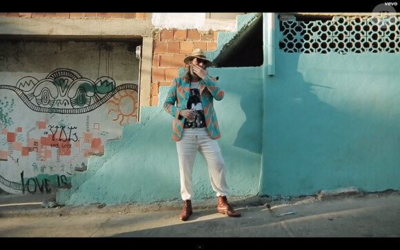 Image extraite du clip "L'adulte" de Sébastien Tellier, extrait de l'album "L'aventura" à paraître le 26 mai 2014.
