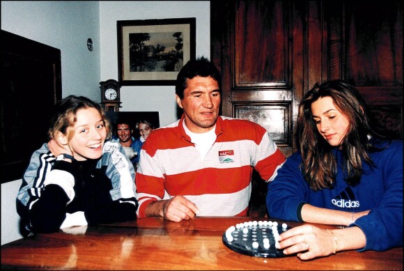 Marc Cécillon chez lui à Bourgoin-Jallieu en 1996 avec ses deux filles Angélique et Céline. 