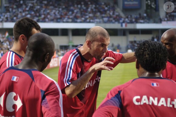 Zinédine Zidane motive ses troupes lors du match entre la France et la Côte d'Ivoire à Montpellier, le 17 août 2005