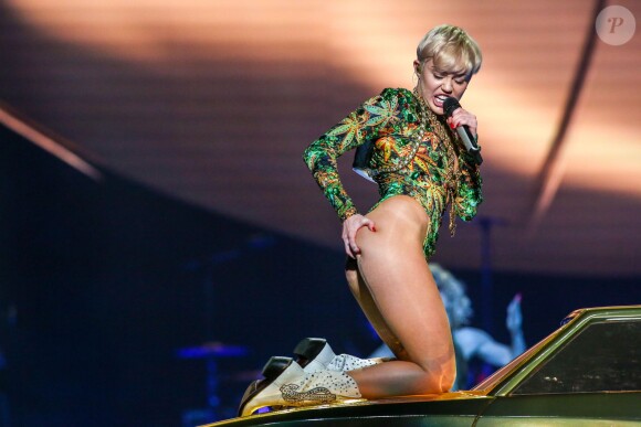 Miley Cyrus sur scène dans le cadre de son Bangerz Tour en Caroline du Nord, le 8 avril 2014. 