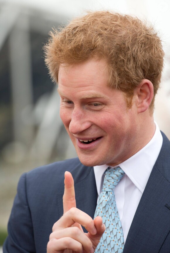 Le prince Harry et le maire de Londres Boris Johnson ont inauguré le nouveau "Queen Elizabeth Olympic Park" en présence d'enfants à Londres, le 4 avril 2014.